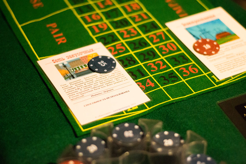 Ведущий развлекает гостей на корпоративе в Астане