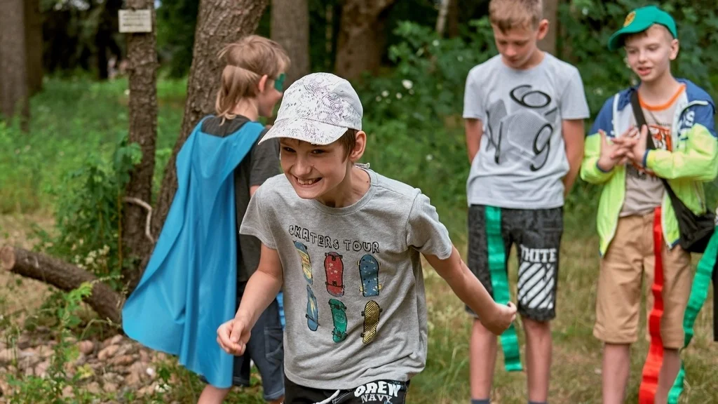 Квест на 23 февраля для детей «Супергерои»: герои применяют свои суперспособности.