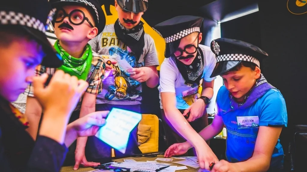 Квест на 23 февраля для детей «Дом с привидениями»: только особый фонарик укажет на невидимые подсказки.