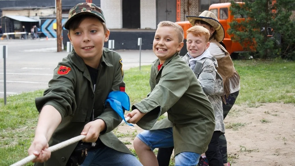 Квест на 23 февраля в школе «Бермудский треугольник»: только крепкая команда всё одолеет.